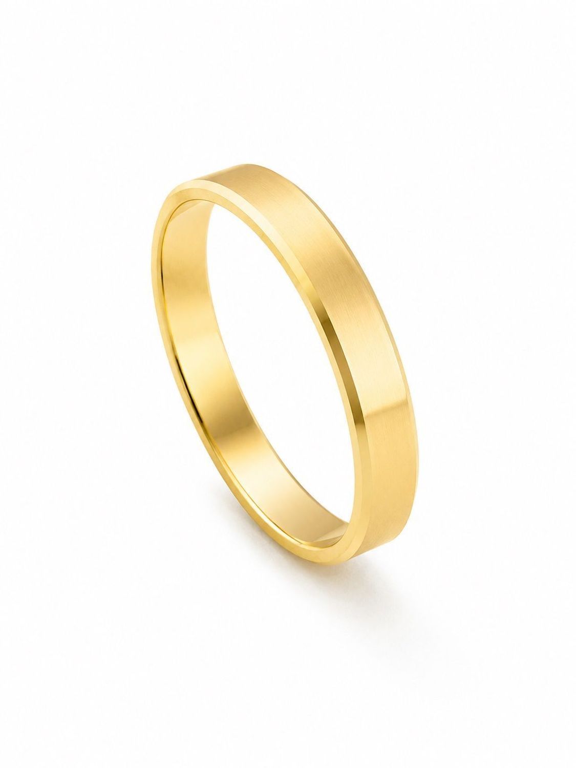Złota obrączka 333 płaska z fazą 4 mm – klasyczna obrączka ślubna.jpg